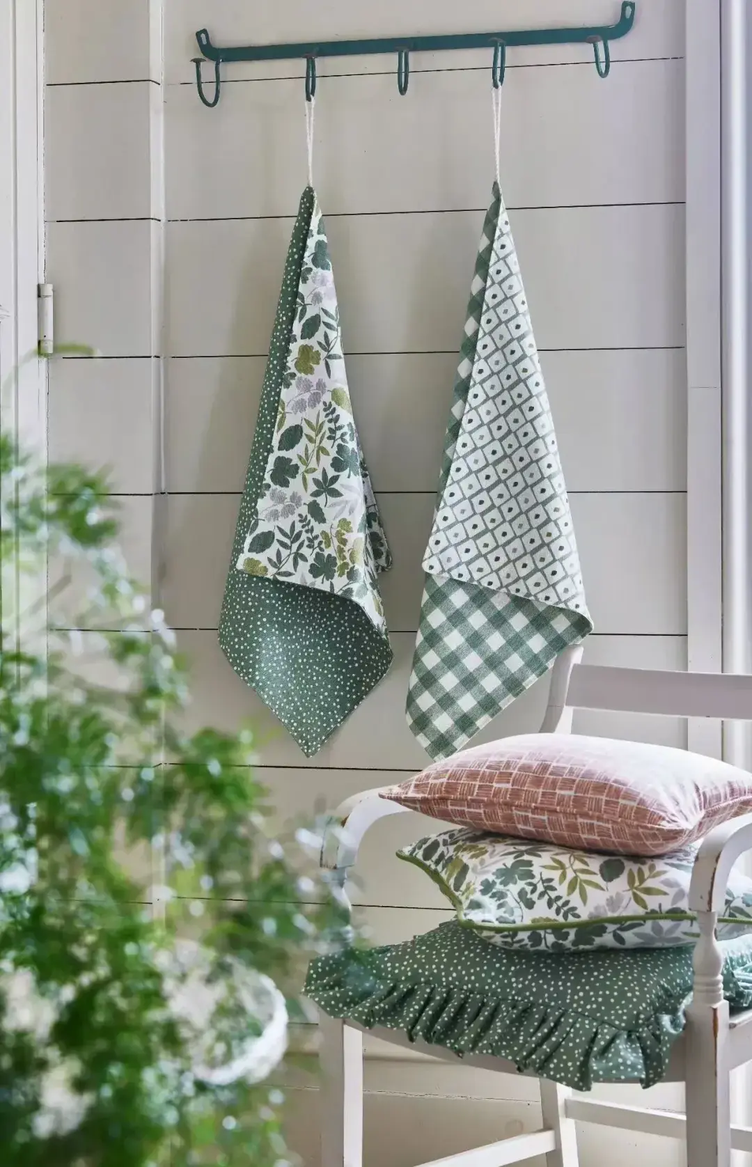 hanging upholstered seat cushion reference