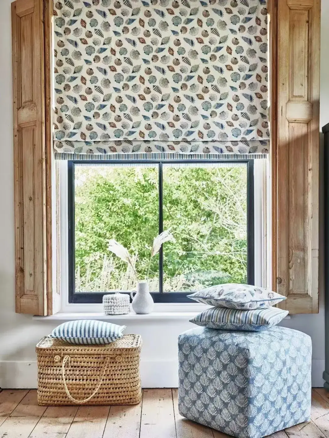 Printed Roman blind with upholstered seating