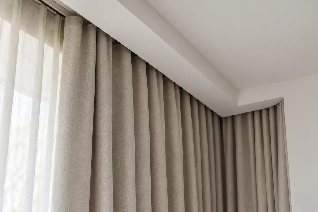 Curtain track concealed in a ceiling recess with a return to the wall